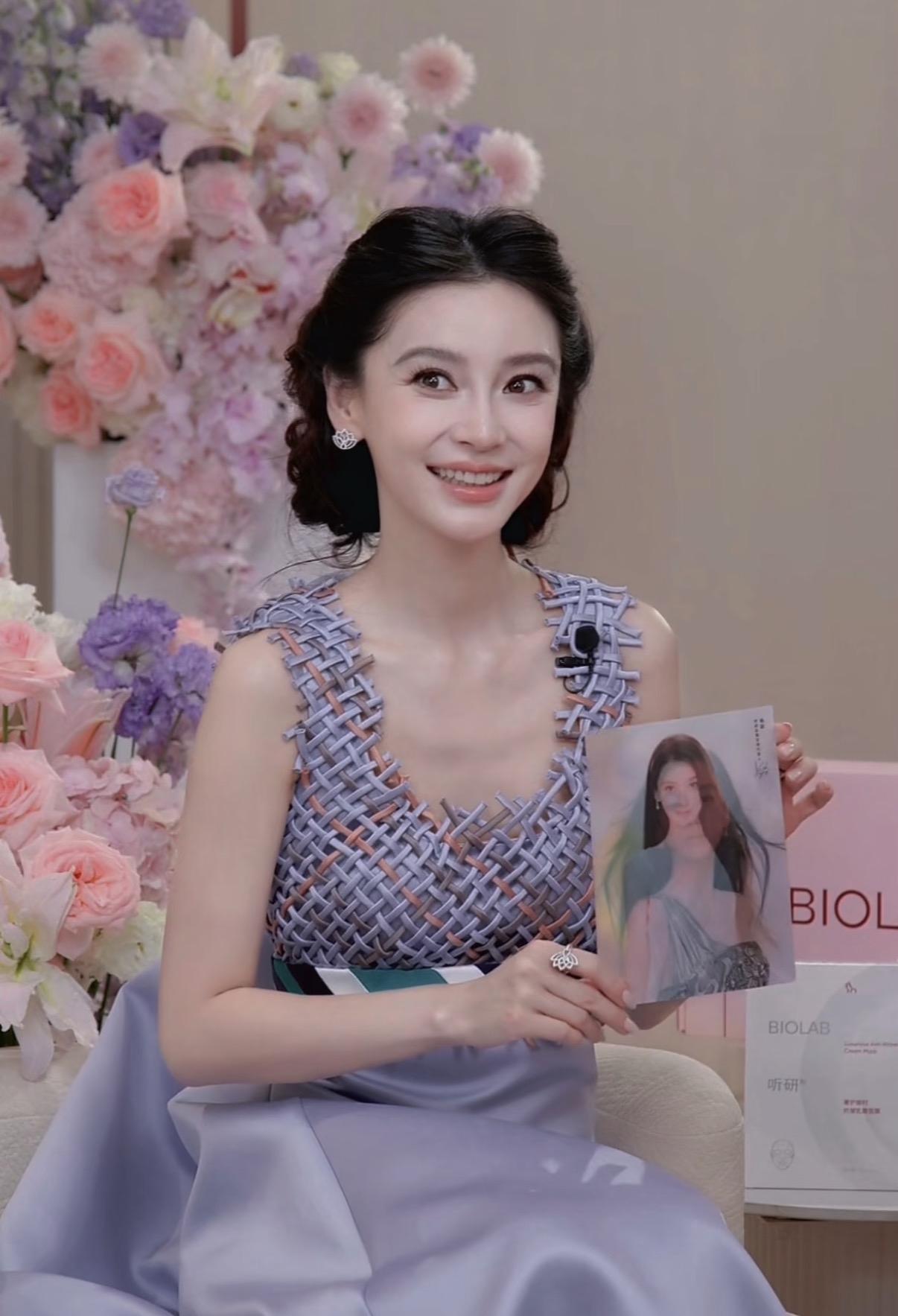 baby最新直播造型，她就安安静静坐在那里，就美得像一幅油画！还是很有混血感的油