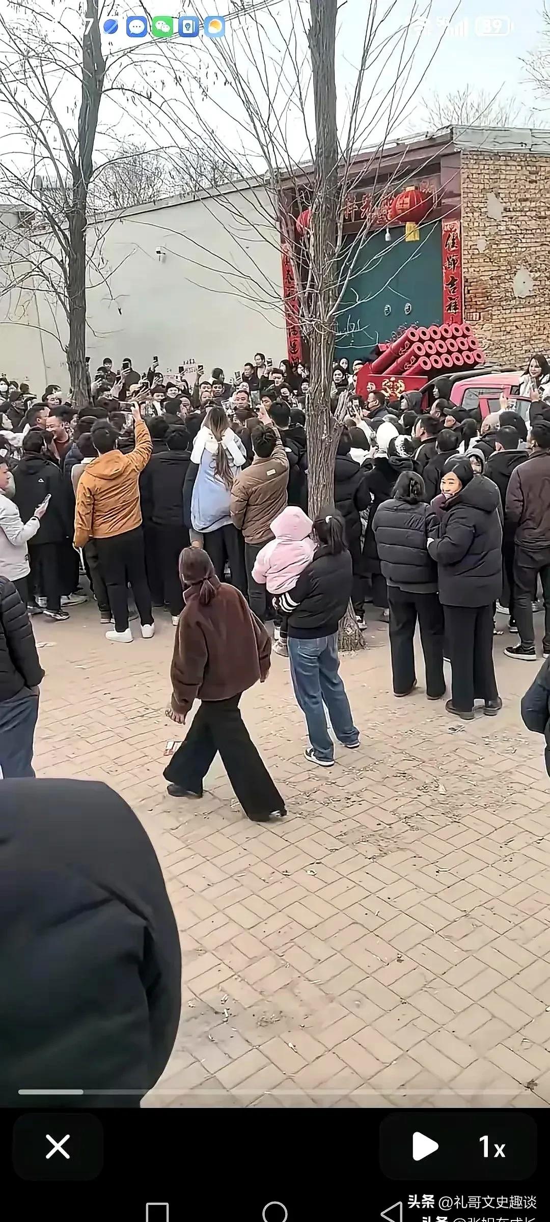 又一家因为不退彩礼，被堵门的。女子结婚半年多了，不让老公接近她，拒绝同房，晚上穿