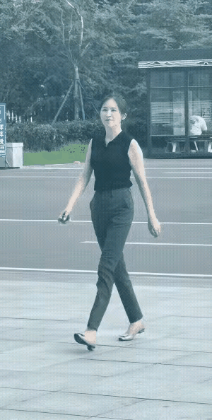 再过十年，抗战胜利90周年，一定要请她加入女兵方队。