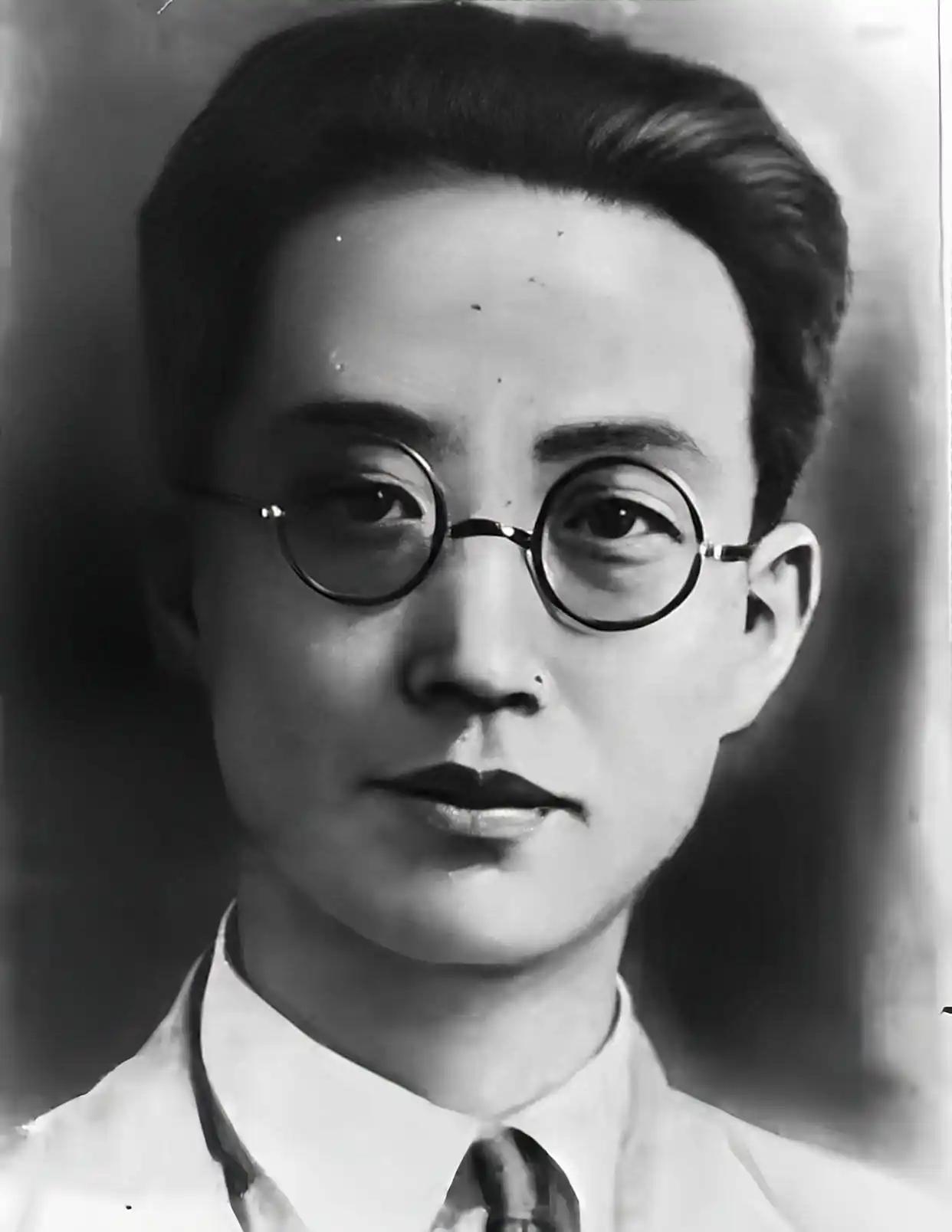 一同参观瞿秋白纪念馆，朋友问道：“瞿秋白相当于什么地位？”淡然一笑：“他是党内极