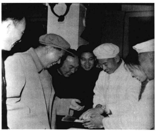 1959年10月，毛主席在天津参观天津市大型工业展览。两位参展厨师向毛主席展示他