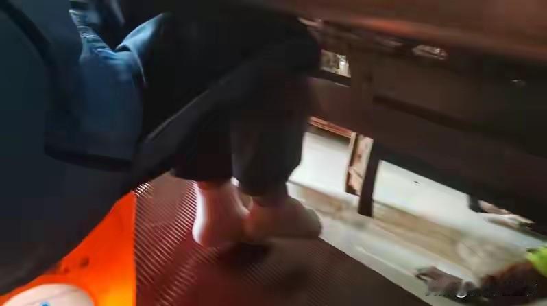 现在小孩调皮，“万物皆可卡”的情况太常见了。近日在湖南娄底娄星区，有个男孩腿卡进