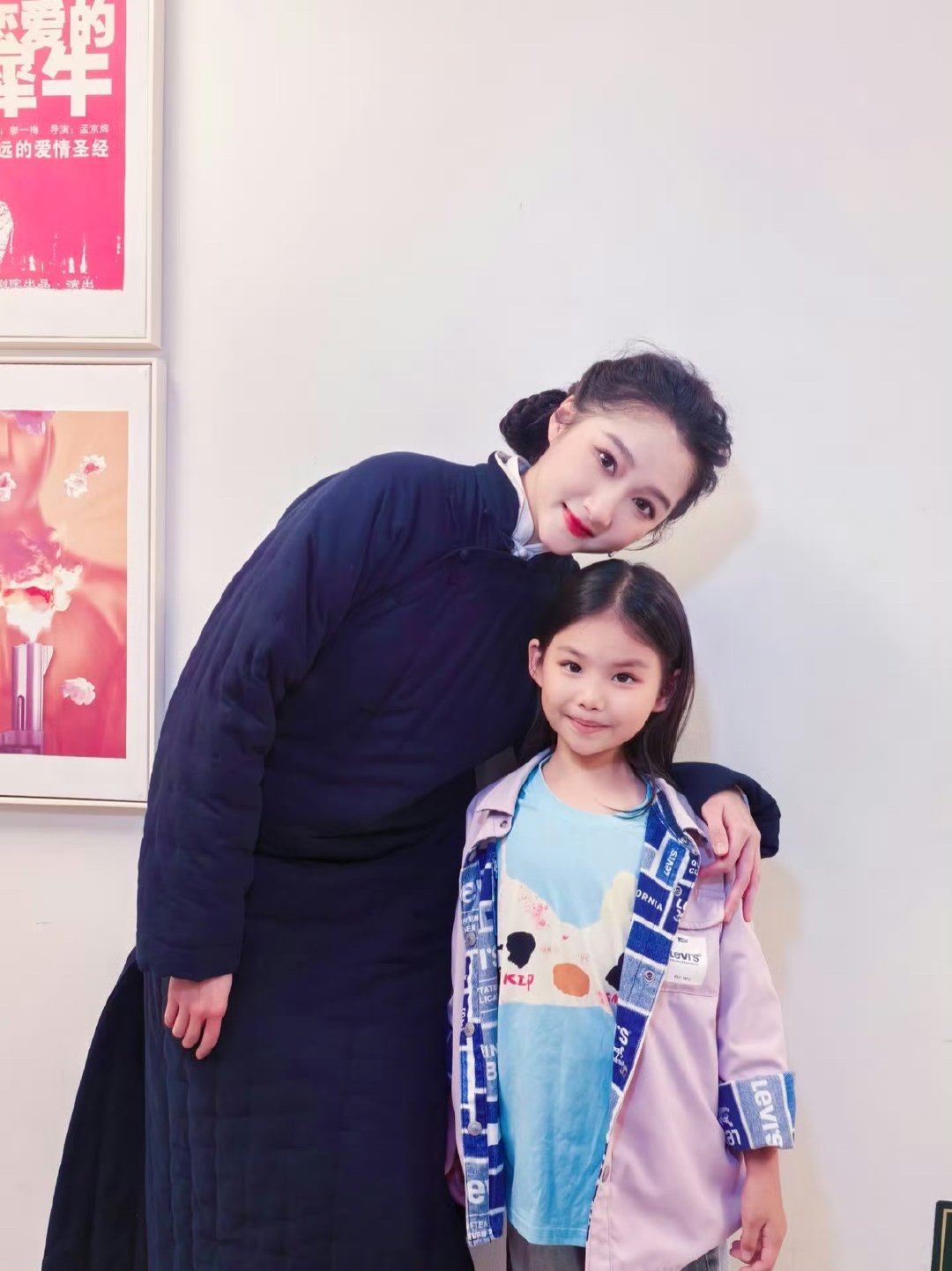 关晓彤话剧幕后关晓彤话剧合照 关晓彤话剧幕后，好漂亮～ ​​​