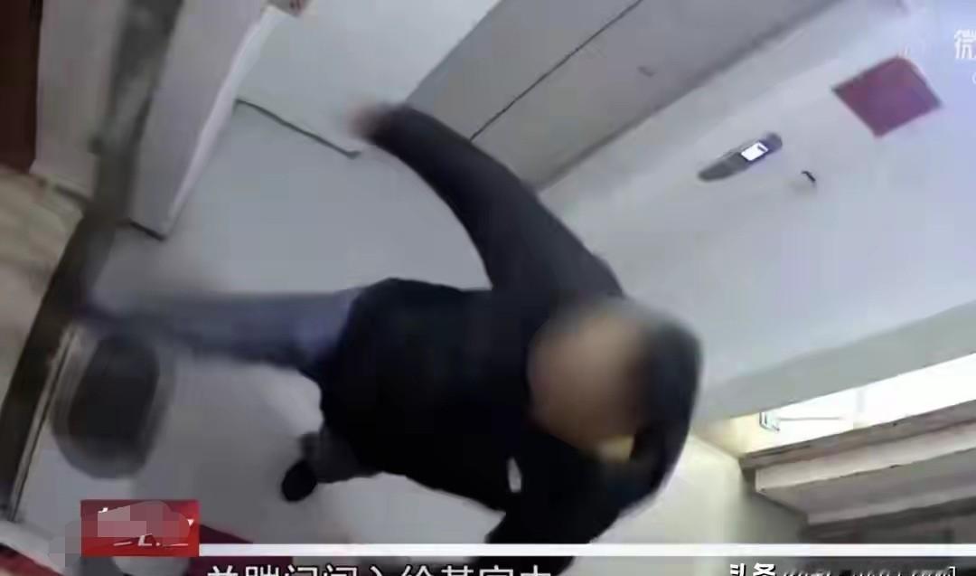 上海女子砍伤踹门邻居，

被刑拘后反转获释，

真相究竟如何？

2024年3月