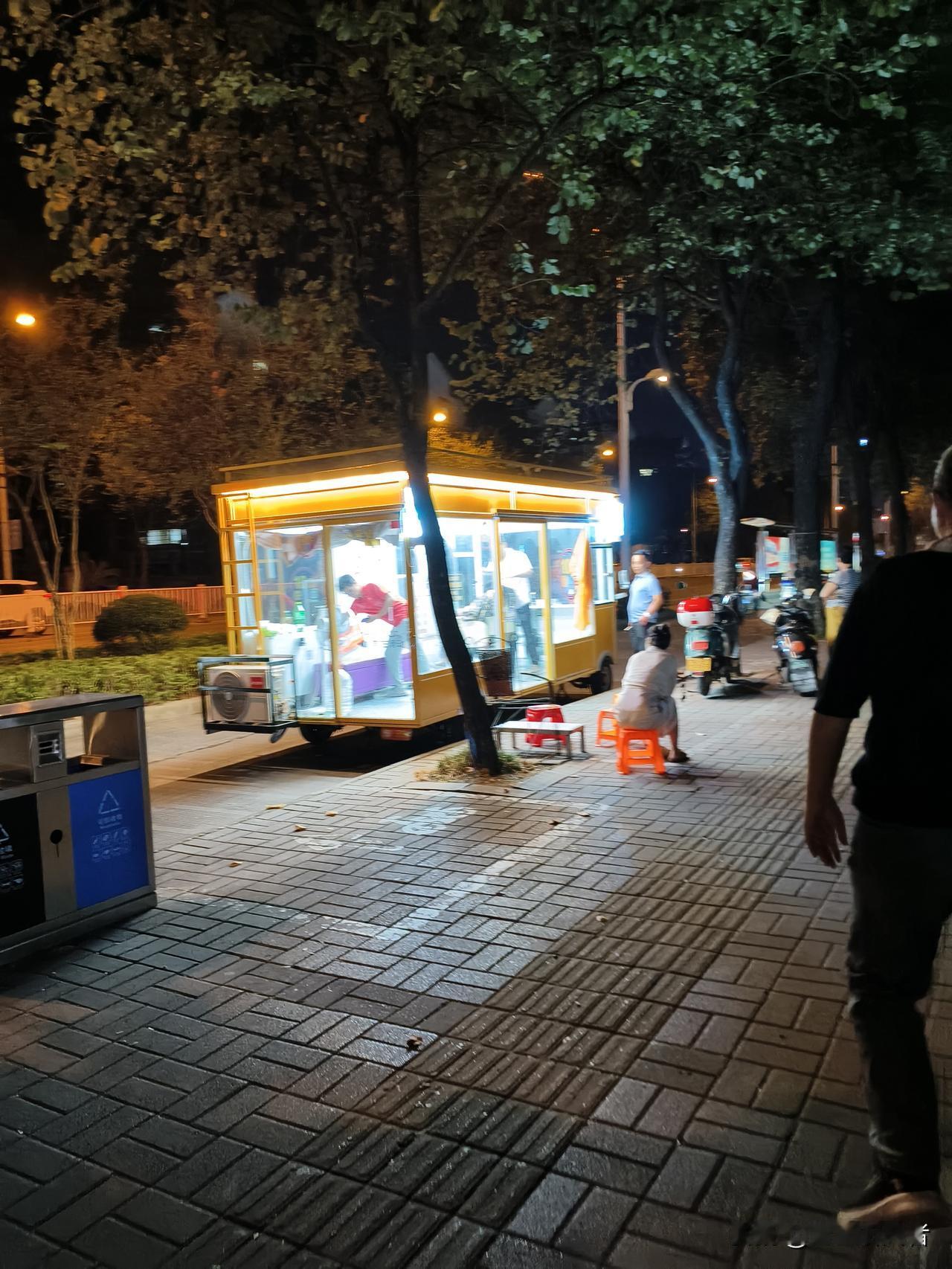 路边偶遇移动理发小屋，小小的车厢，藏着最接地气的烟火
 
晚上散步，路边撞见这个