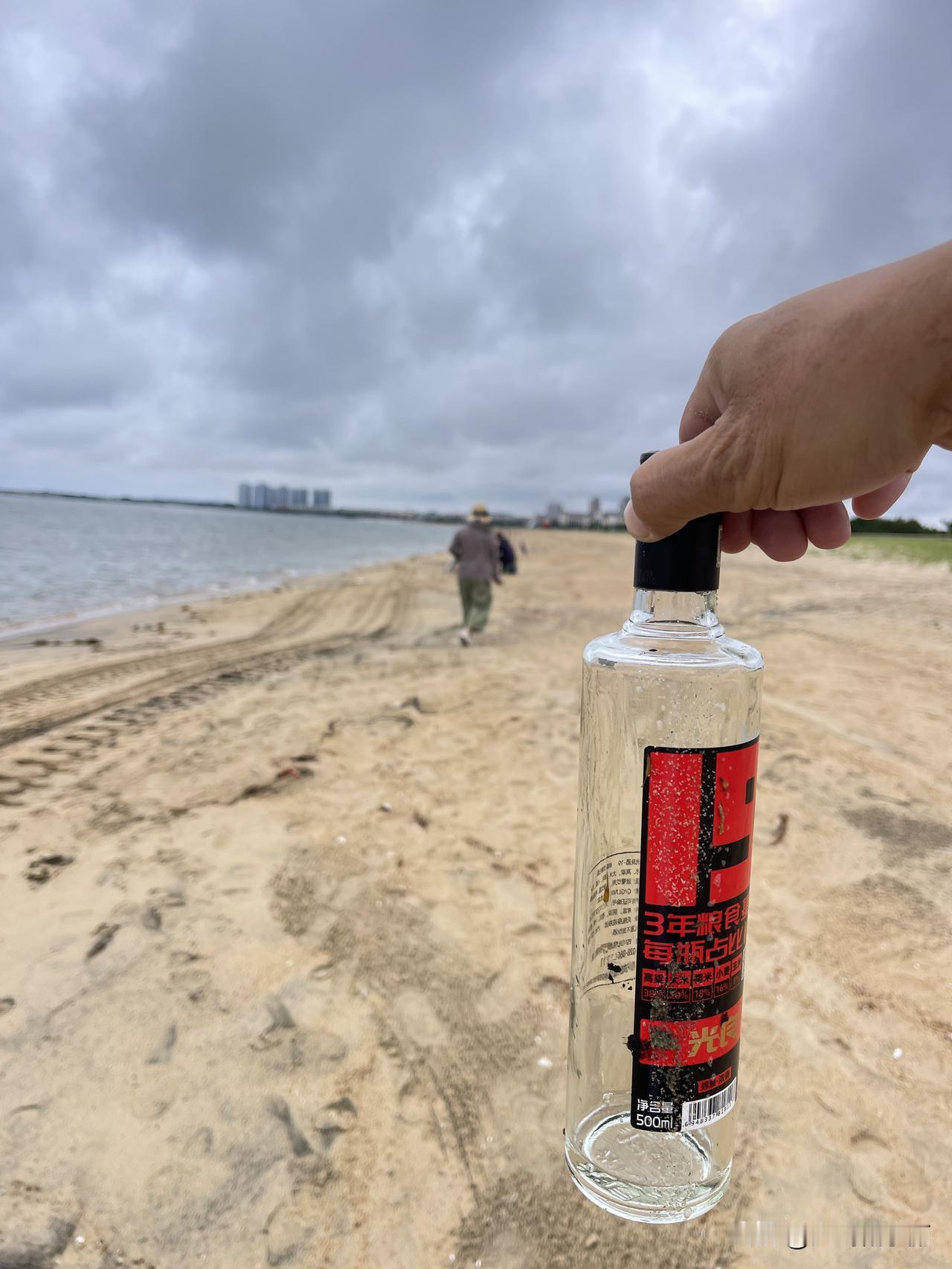 乳山银滩的漂流瓶计划：把海边的垃圾，变成可以寄出的时间

不知道为什么，几乎所有