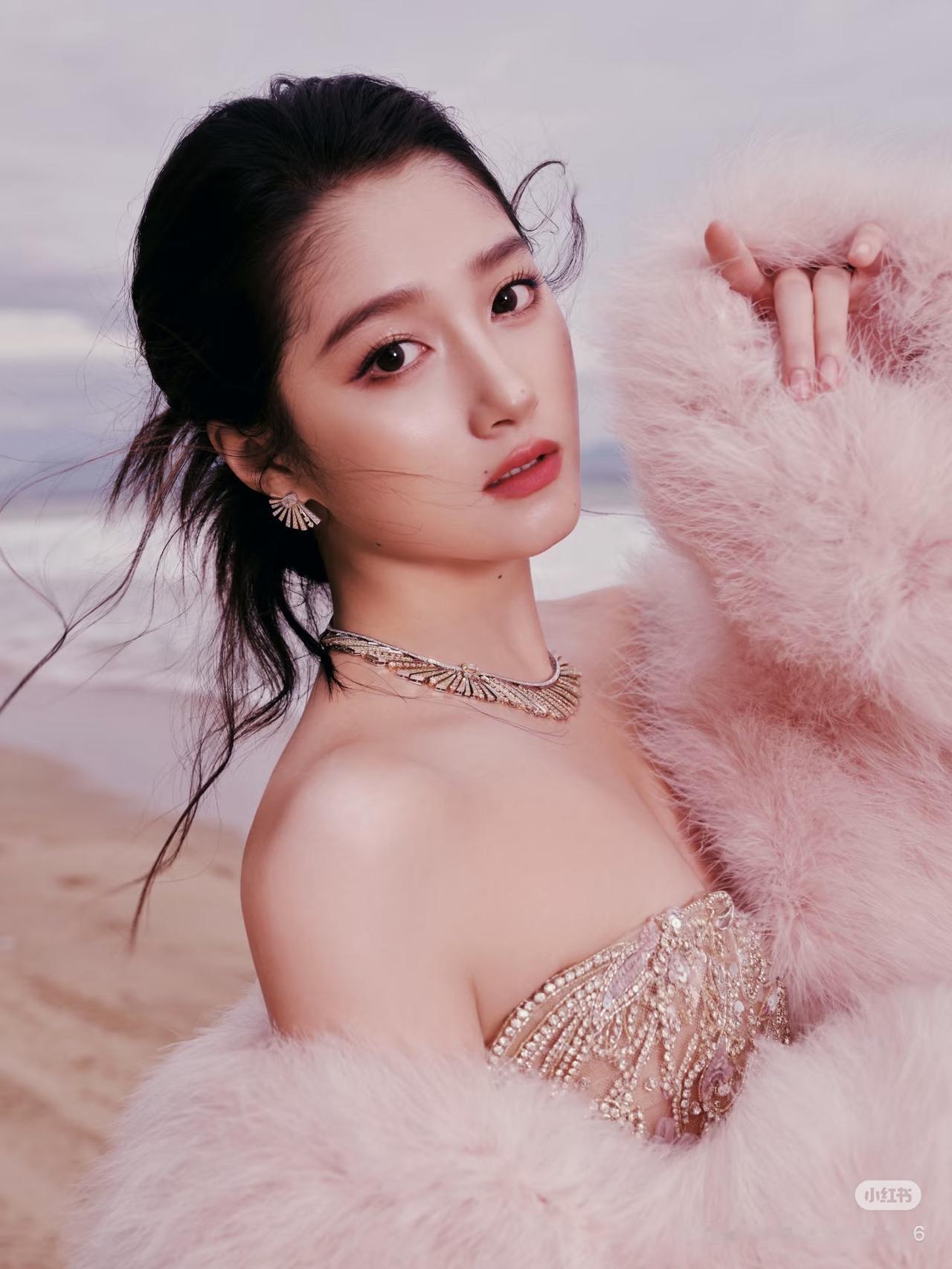 不是针对任何人，
就是问一下造型团队，
这次是终于找到对的方向了？

你看那香槟