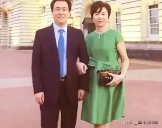 许家印前妻丁玉梅母子反目成仇，还是技术性讨债？
许家印前妻丁玉梅向其次子许腾鹤追