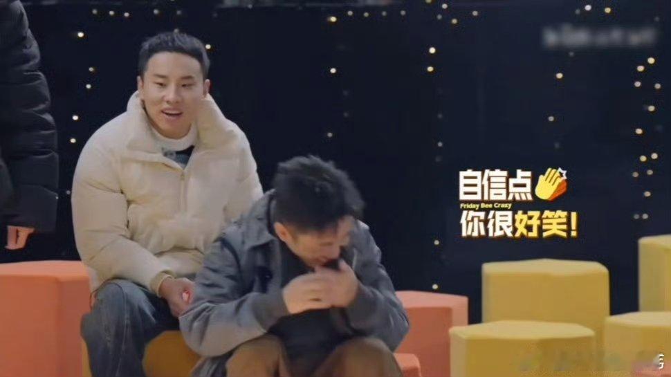 周奇被自己口水呛到 周奇上台爆料糗事，还没说话就被口水呛到，慌乱又可爱的样子，搞