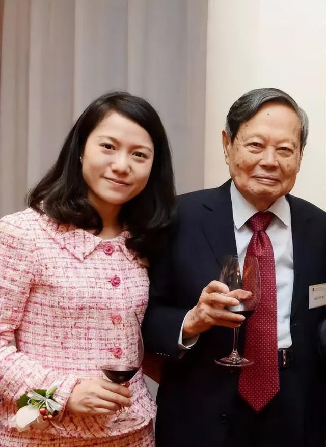 杨振宁和翁帆忽略年龄差，很有夫妻相。
杨振宁 
杨振宁，翁帆