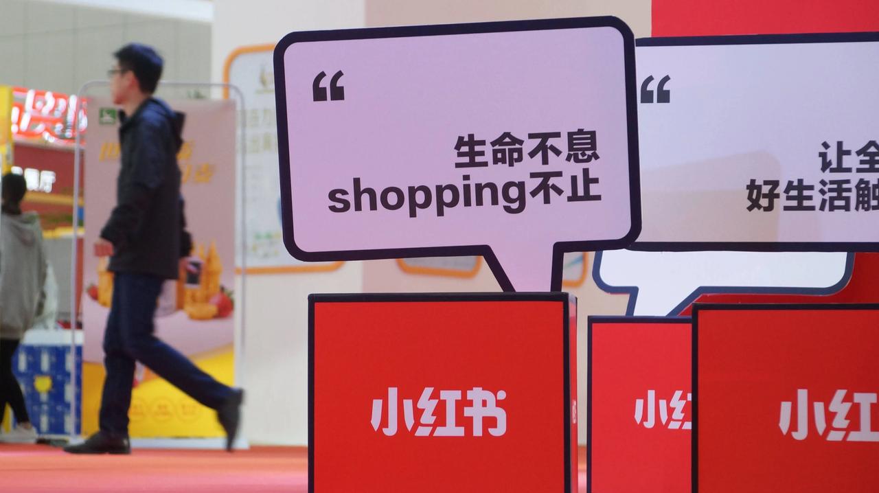 小红书臭名昭著不是现在才有好吧？
你们可真后知后觉。
就这么说吧，但凡一个女的手
