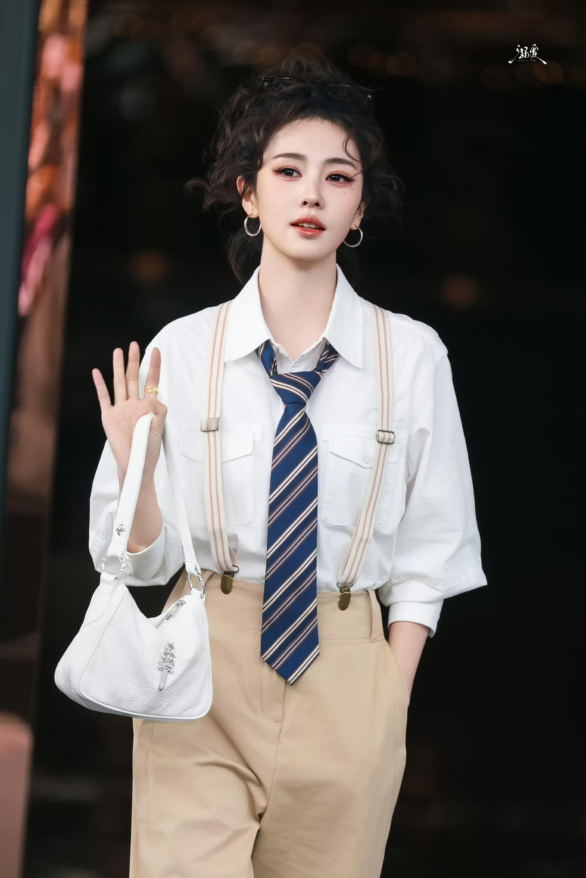 白鹿昨天是女儿今天是妈咪 白鹿昨日邻家女孩，今日秒变知性妈咪！风格切换丝滑，这套