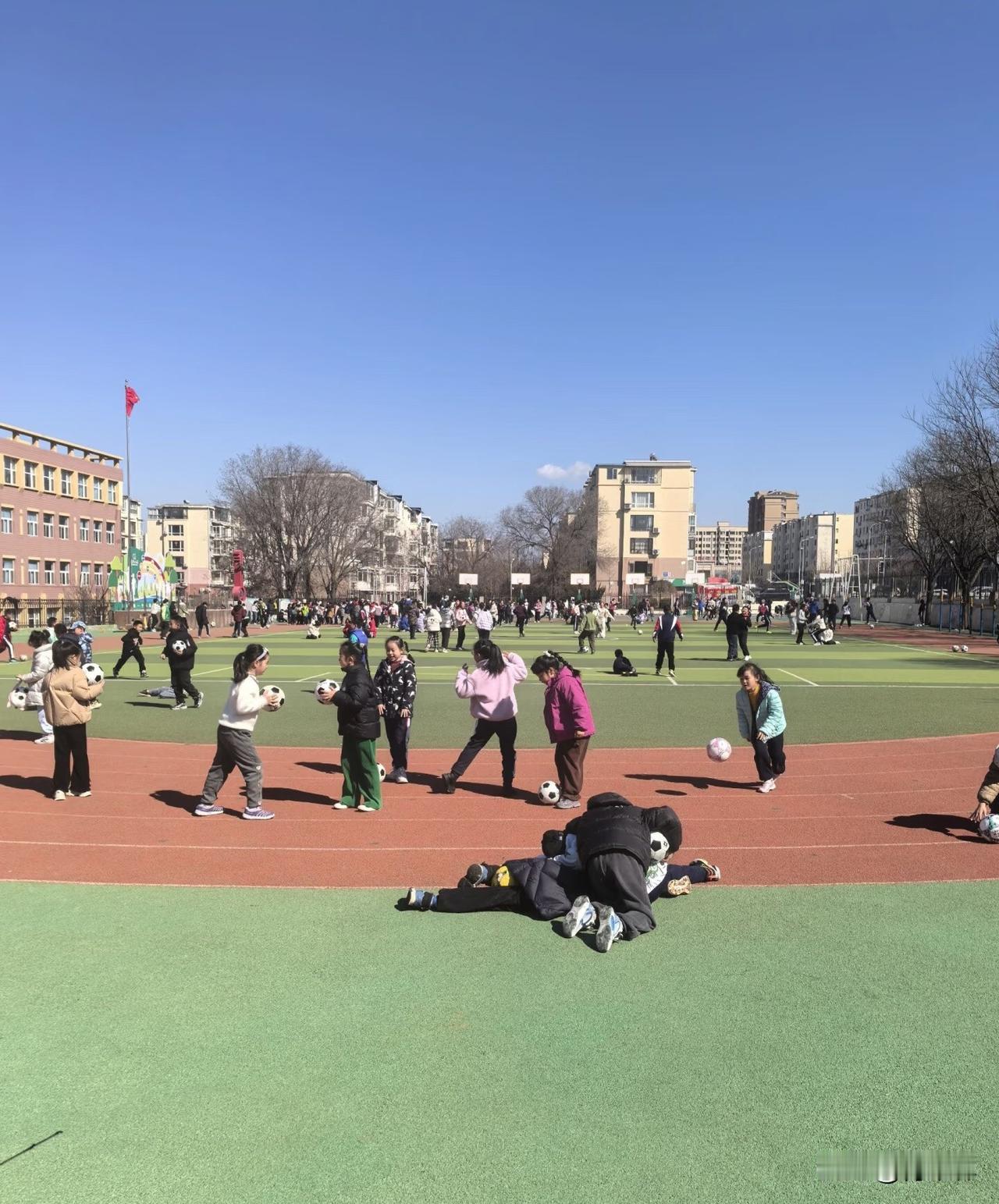 中小学取消重点班对学生有何好处中小学取消重点班真的挺合理的，不用再按成绩把孩子分