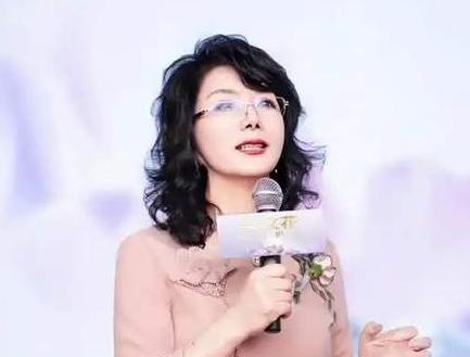 从农村打工妹到6000家门店，樊文花37年逆袭，国货护肤靠口碑突围。1988 年