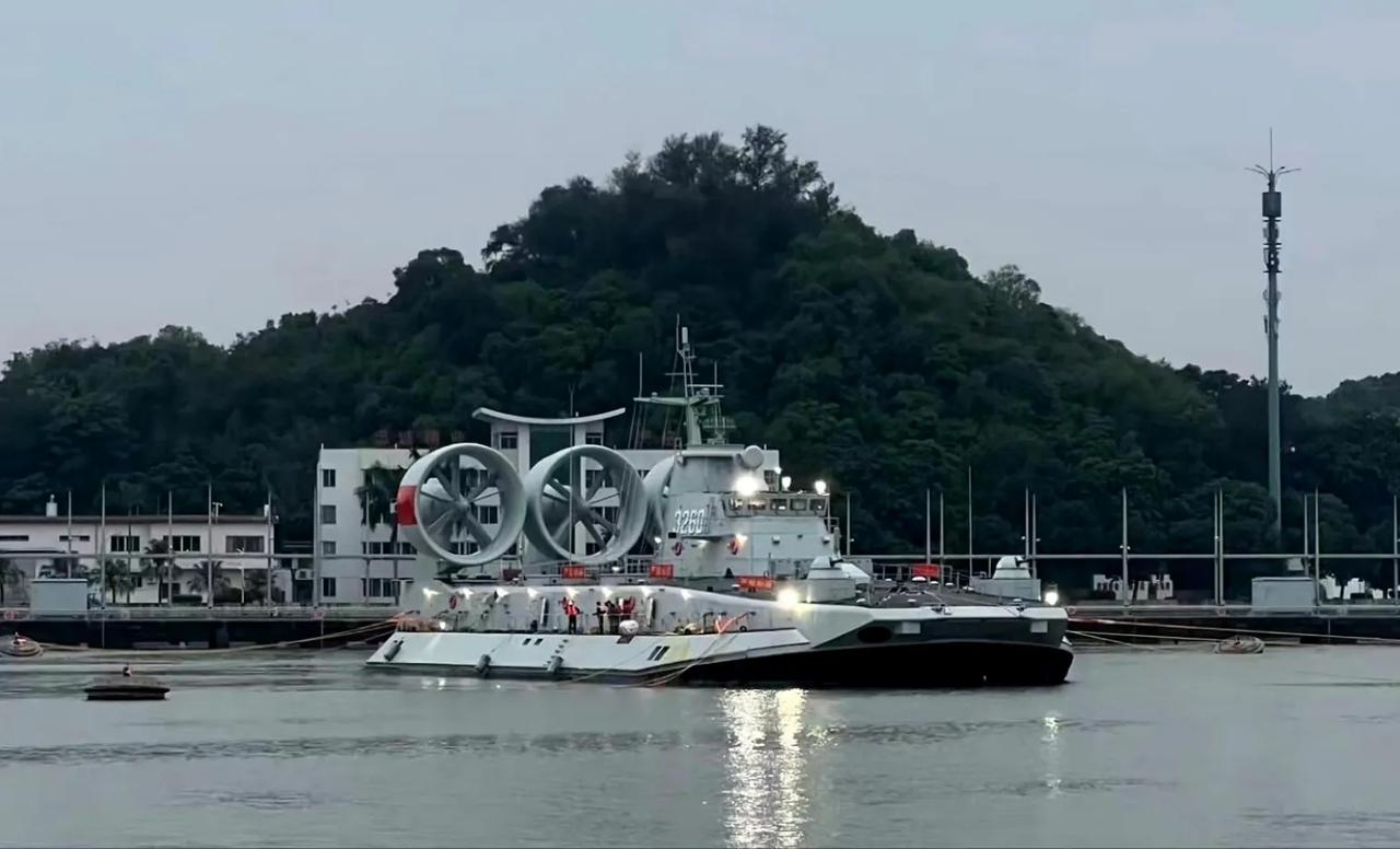 东部战区列装首艘全国产化“野牛”气垫登陆舰，该舰是引进乌克兰4艘“野牛”以及相关