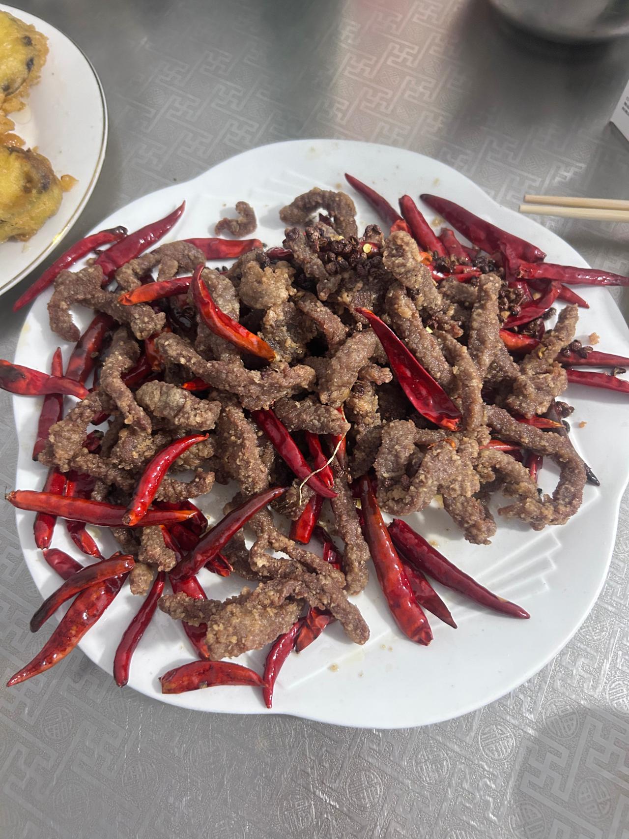 诗歌记。有网友问，什么样的人是诗人？这个问题，我很多年前就思考过。宏观说，所有写