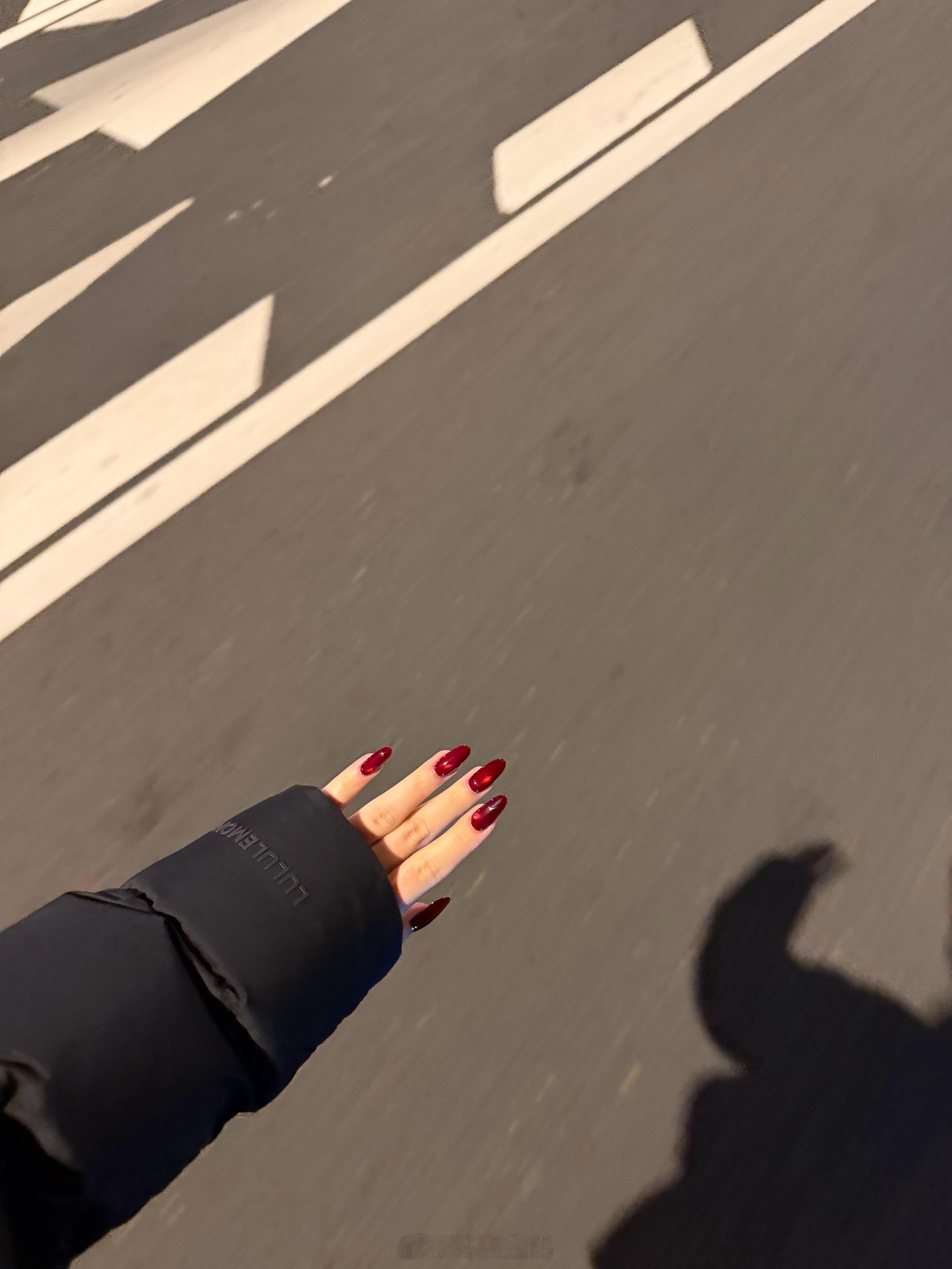 真女人做红美甲 