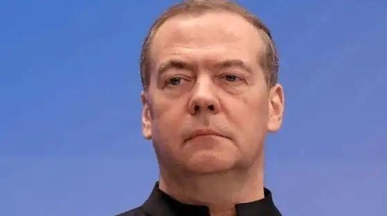 梅德韦杰夫曾扔出了一句让人后背发凉的话：全世界，没有任何一支军队能挡住大规模的无