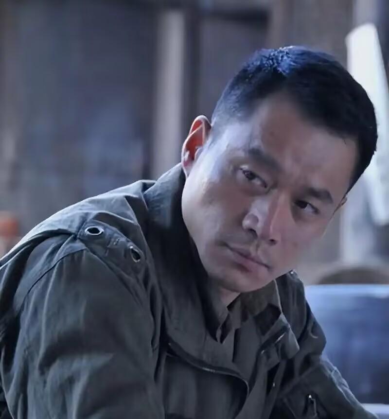 丁海峰最近被拍到在北京奥林匹克森林公园晨跑，头发花白但腰杆笔直，跟儿子丁炜宸一起