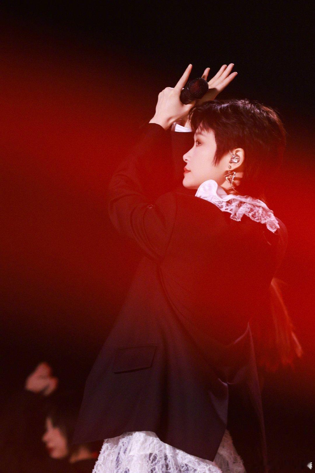 江苏卫视跨年第四波阵容官宣李宇春连续十年在江苏卫视跨年接荔2026 跨年舞台的天