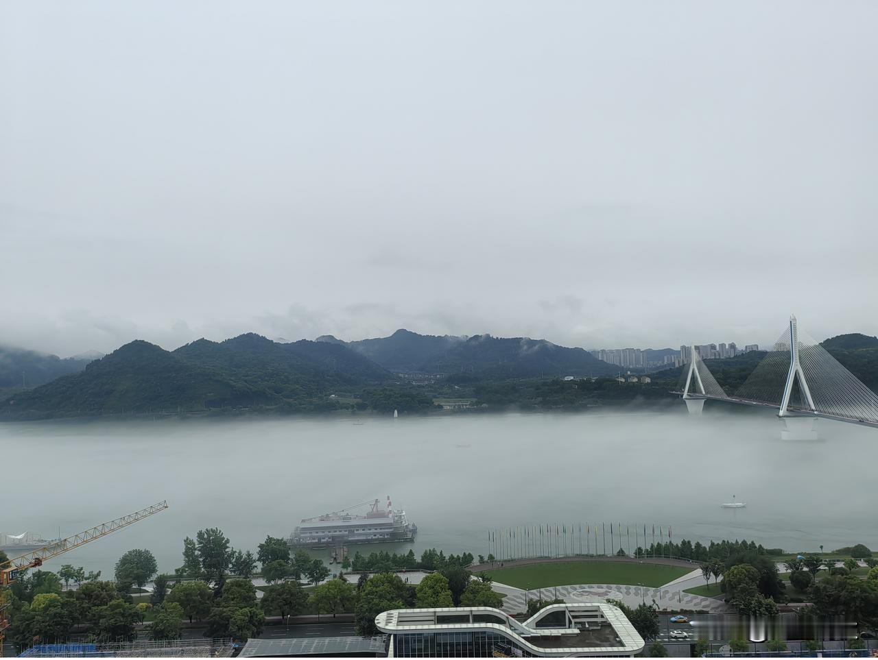 七律｜长桥卧波观江阔
         文＼浅墨清秋

烟波渺渺满春江，叠翠层峰