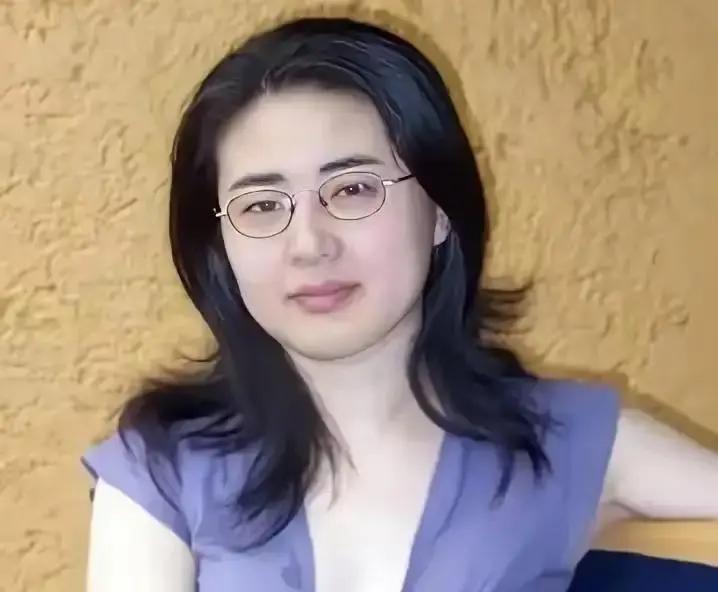 79岁美国汉学家在剑桥离世，陪他走过27年的中国妻子，正是当年13岁破格考入北大
