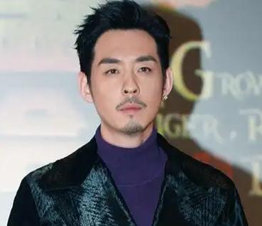 正在播出的电视剧《藏锋》里，演员刘欢出演的角色叫章鹏，是某市缉毒大队大队长。
刘