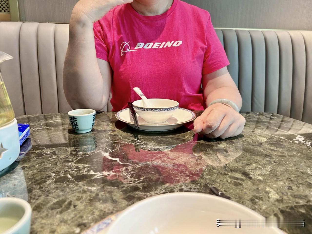 爱美食、爱生活，爱穿红色的衣服，我活出自己想要的样子，将生活过得精彩有趣也是一件