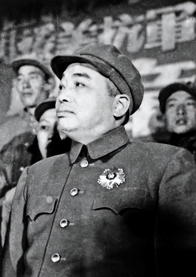 开国元帅彭德怀出身贫寒。在彭老总的童年时期，有一次他与弟弟一同外出乞讨。他们来到