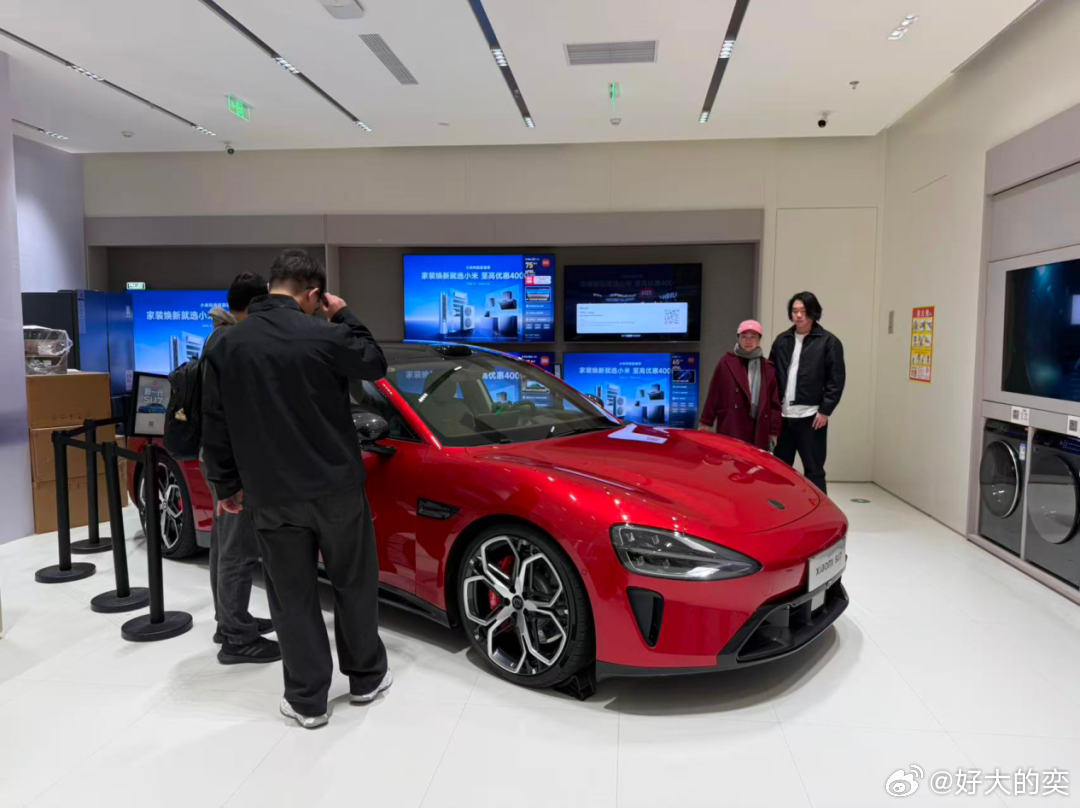 刚看到一张小米在亦庄工厂的图。上边满满当当的，发运节奏还挺快。感觉小米这次真的把