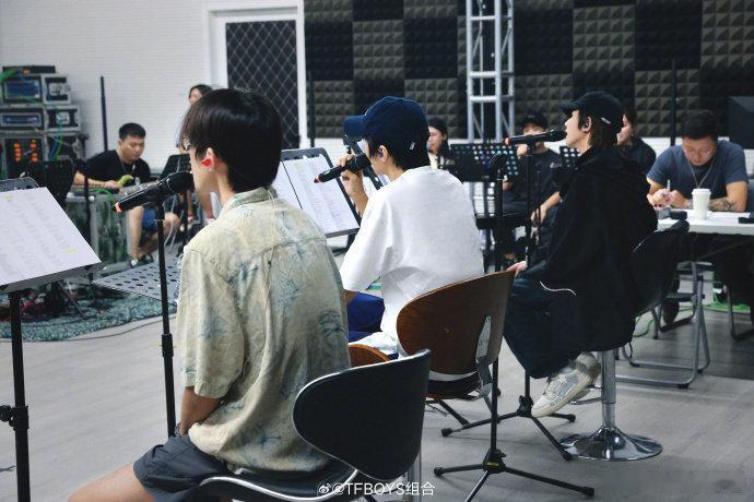 #能看到王源给TFBOYS写歌吗##TFBOYS还能有MV吗#好像都是奢望了[泪