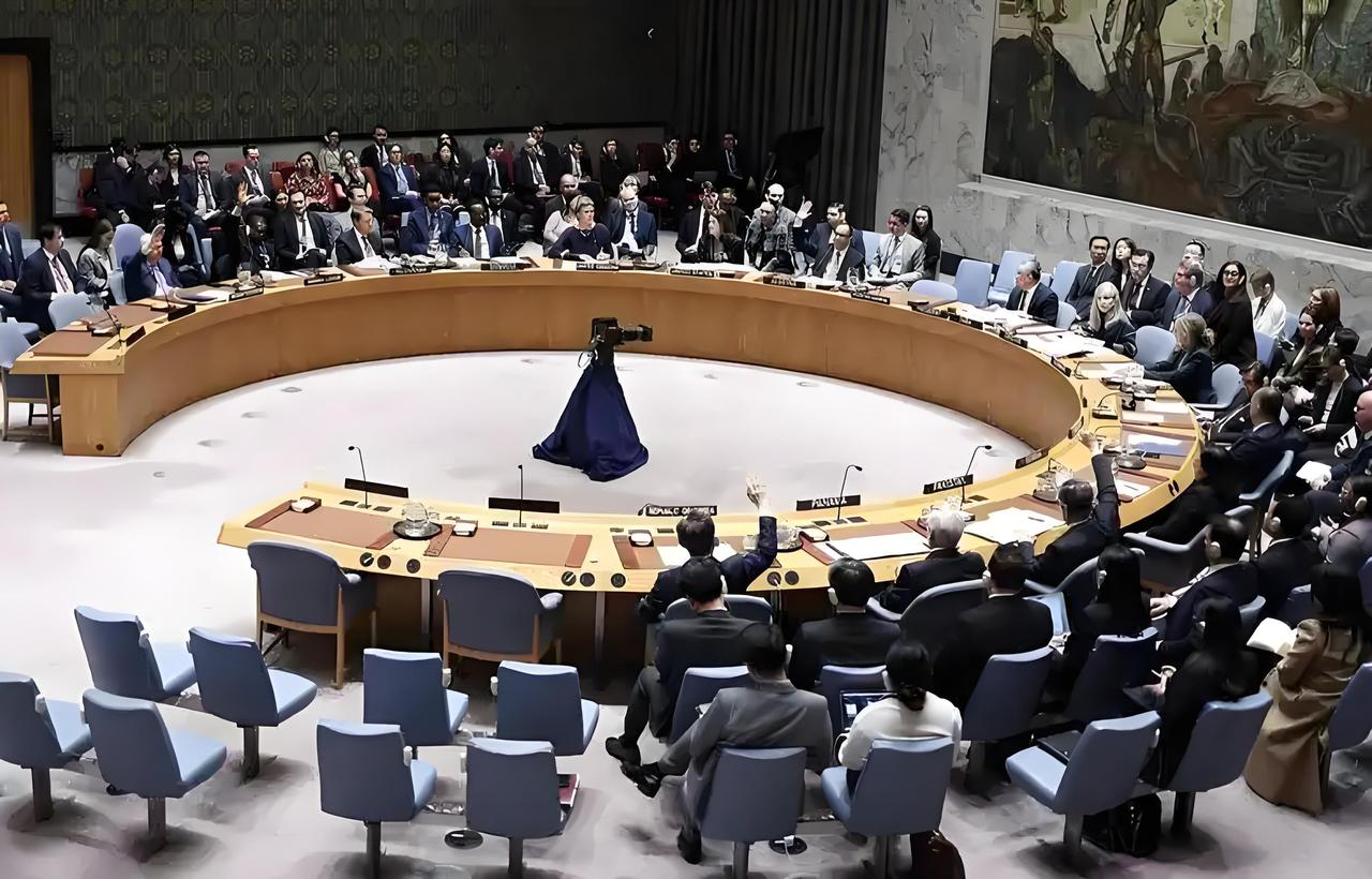 联合国安理会以十三票赞成，两票弃权，通过第2817号决议，内容是谴责波斯对多个海