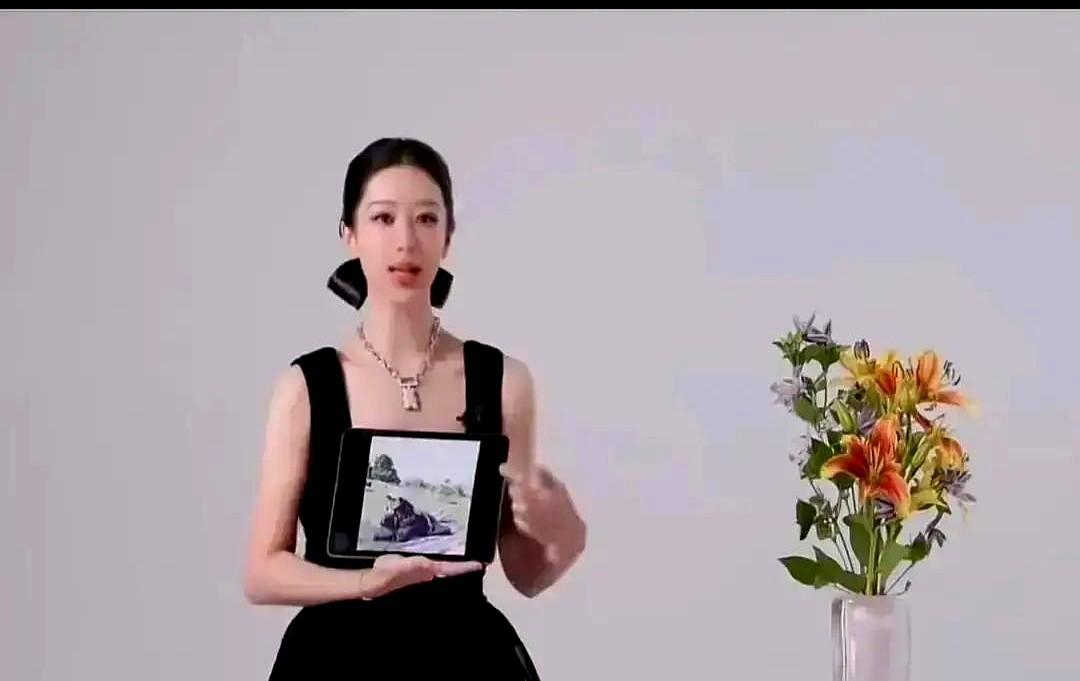 杨紫这新妆，直接给我看愣了！

奥斯卡级的化妆师亲自操刀，眼线拉长、深色唇妆……