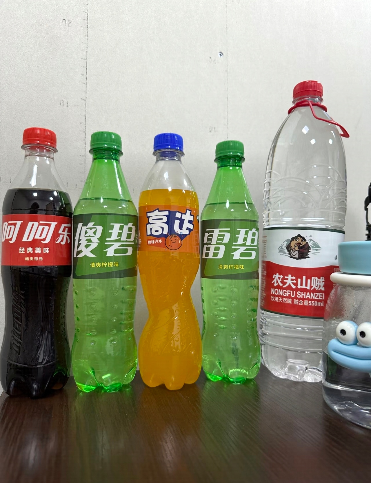 老人5元买回两升可乐和汽碧货真价实，童叟无欺！两升可乐雪碧居然是商标，这是学到了