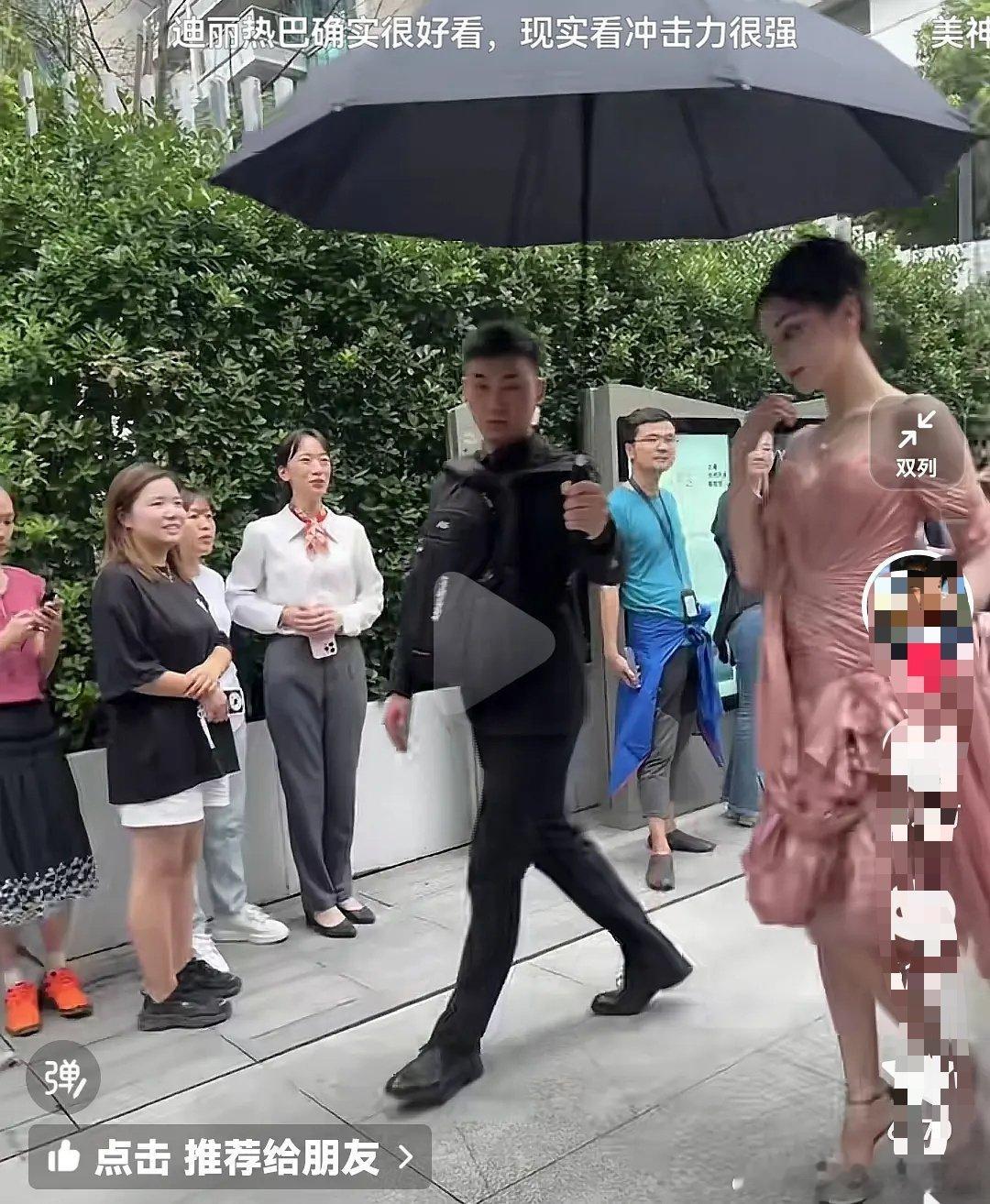 路人见到热巴的真实反应，这姐是纯硬美呀[哇] ​​​