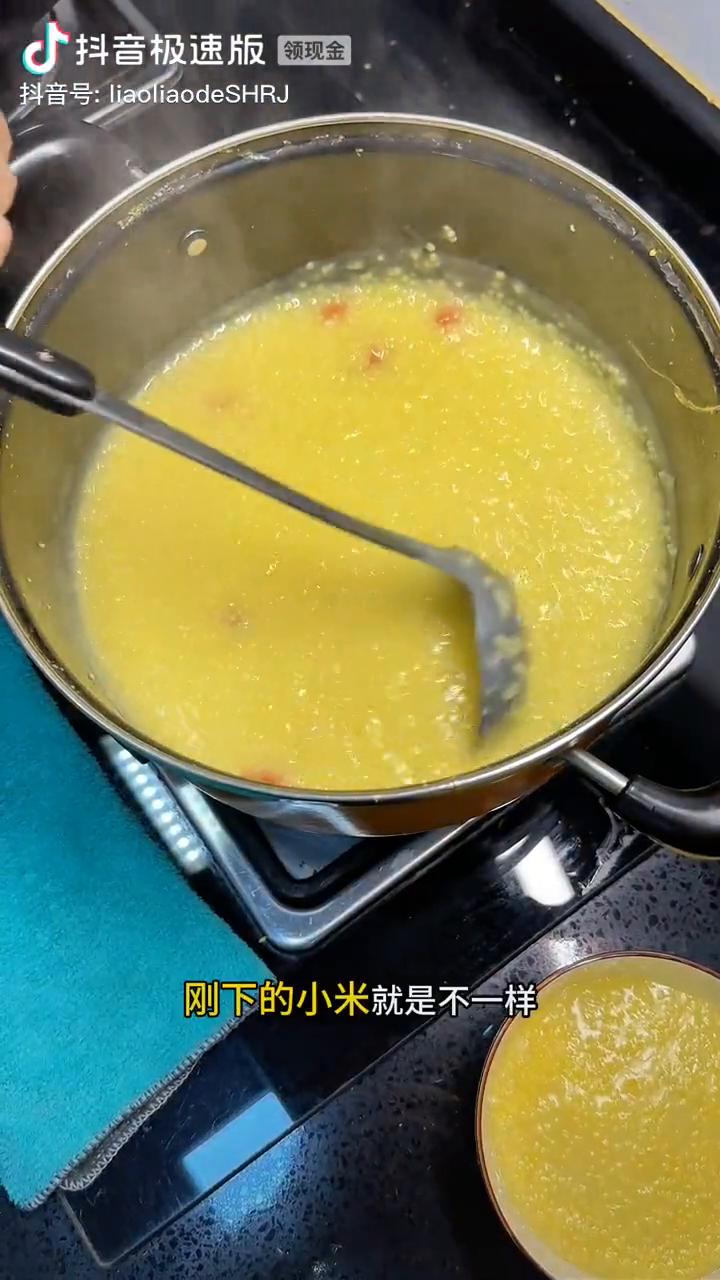 正宗赤峰黄小米。
刚下的小米就是不一样，才熬了20分钟，鲜黄油亮的。这碗是我刚盛