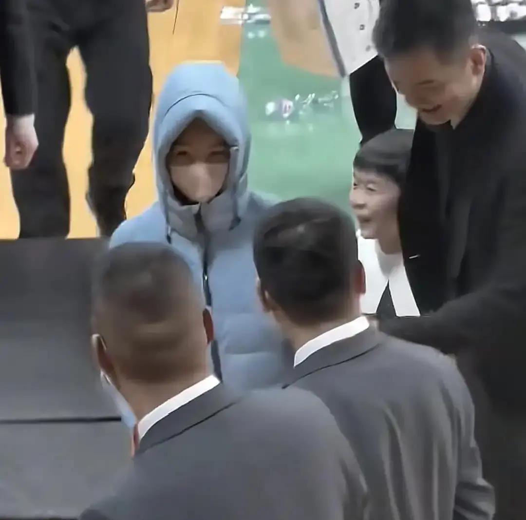 一个CBA总教练，禁止儿子碰篮球。
 
你想象中冠军之子该在球场挥汗，他却送孩子