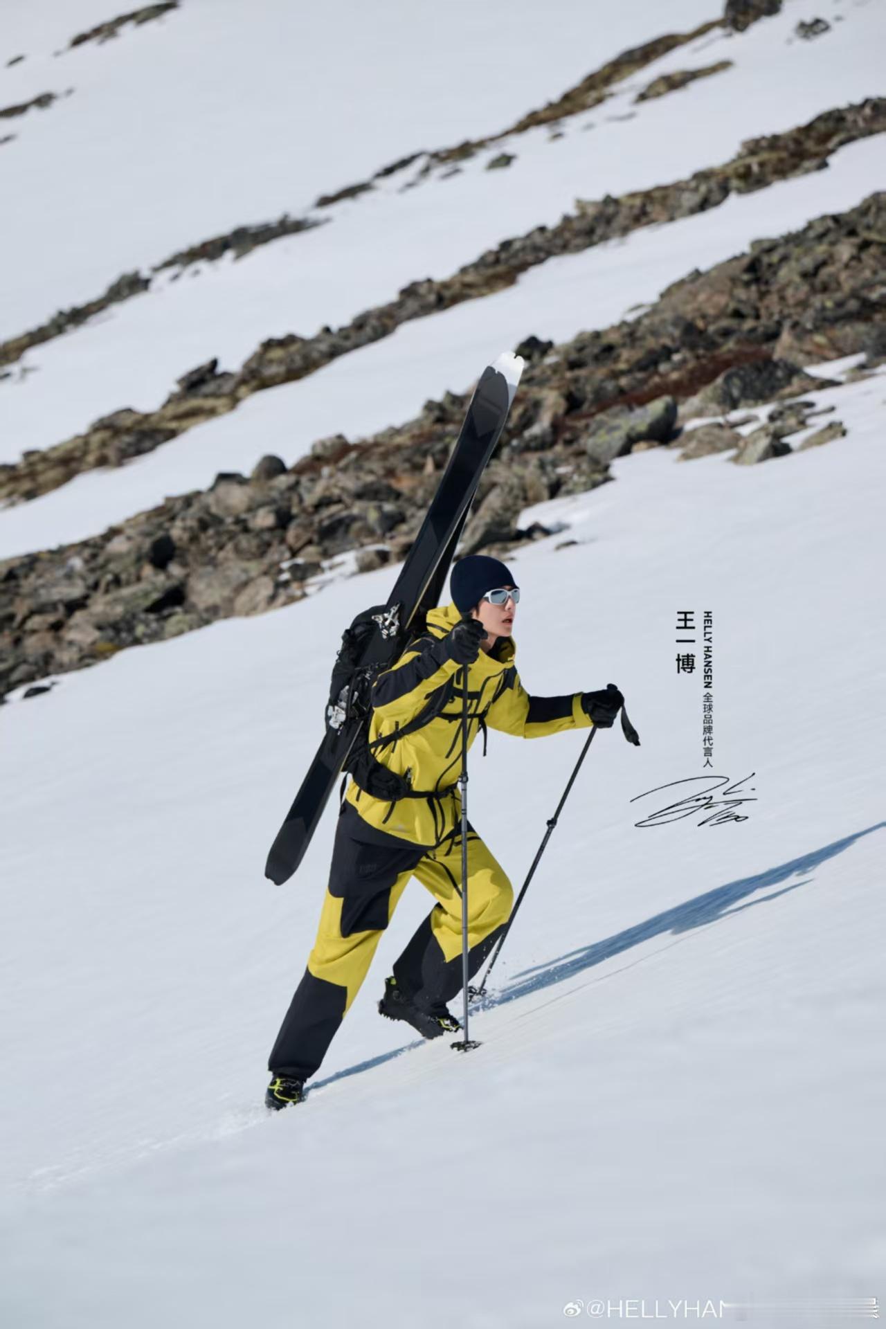 王一博风雪为伴王一博攀至山顶王一博攀至山顶等待出发，爱了爱了，[么么哒][么么哒