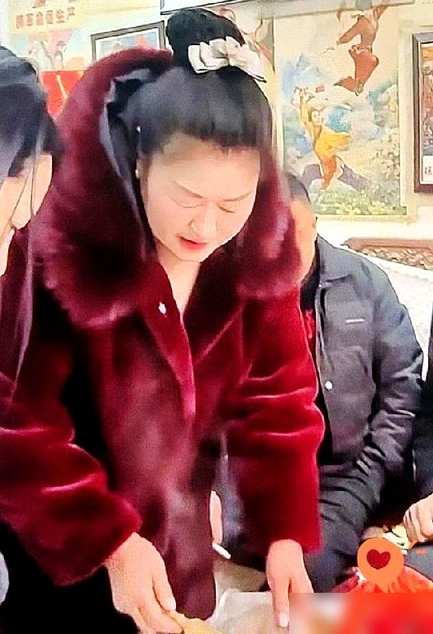 大衣哥朱之文，借出去上百万，没换来一句感谢，却等来一脚踹开的大门。
 
俩醉汉抡