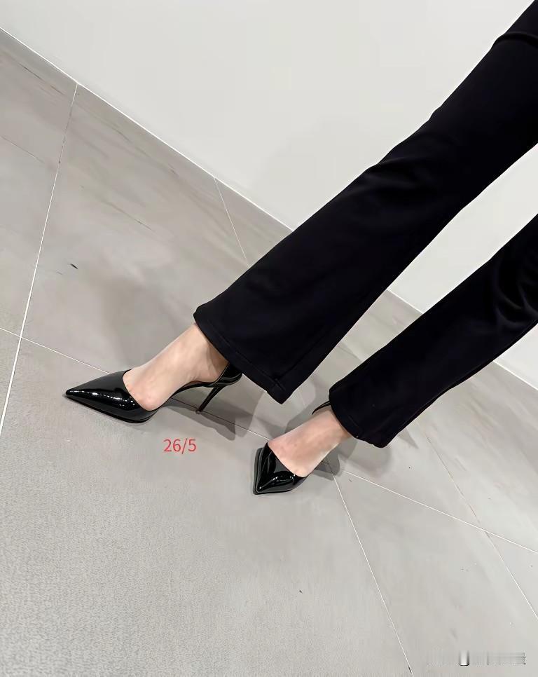 这双脚跟着女人，也是受尽了折磨，在美丽的道路上吃尽了苦头。
