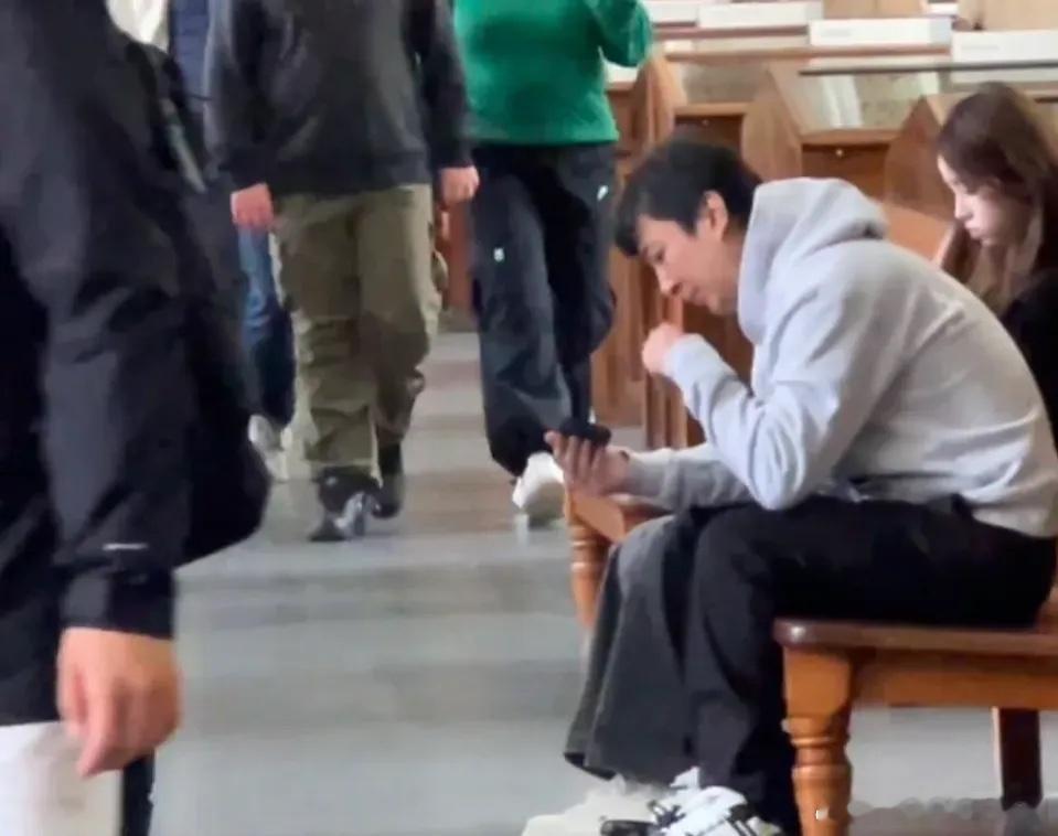 有网友在伦敦历史博物馆偶遇王思聪和他女友懒懒，王思聪一边看手机，一边挖鼻子，而且