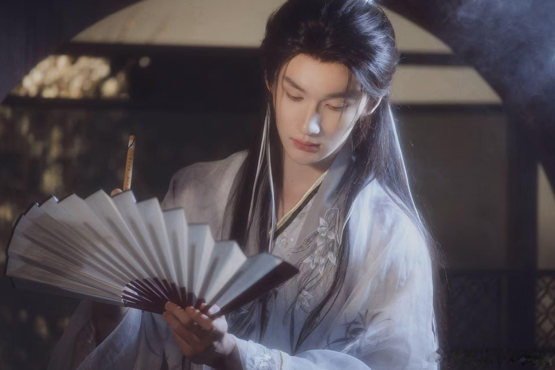 懂事的导演已经给余宇涵递本子了 谁能拒绝清爽英气的古风少年，余宇涵的剑生扮相利落