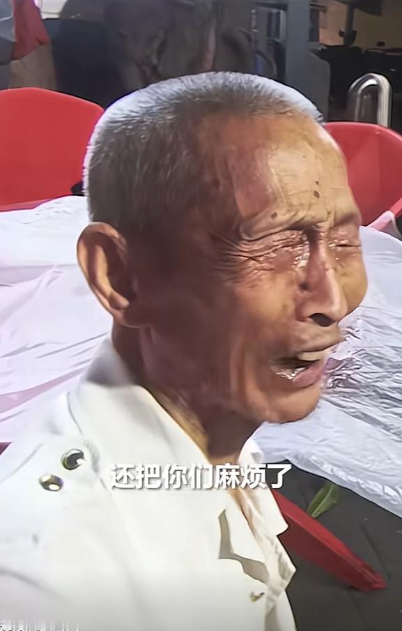 “火到人民日报了！”湖北宜昌，95岁抗美援朝老兵，凌晨在街上找不到家，好心女子报