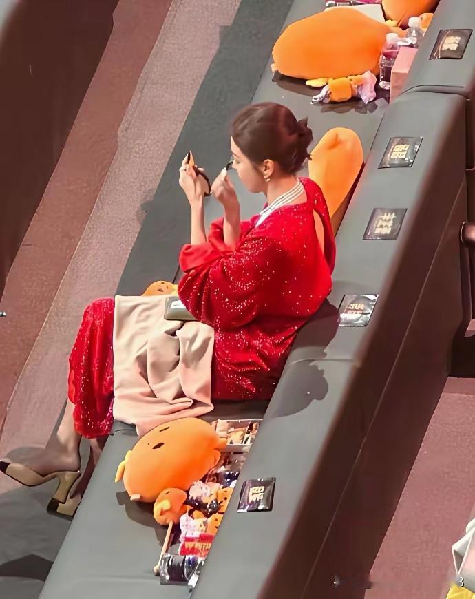 就为了一个C位的事儿，闹得沸沸扬扬，这样的微博之夜，不看也罢！
微博之夜的初衷，