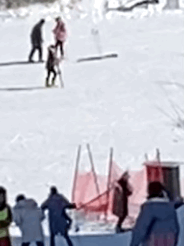 以为自己滑雪天赋异禀，其实…今天和家人首次去滑雪场，结果我第一次尝试就顺利滑下去