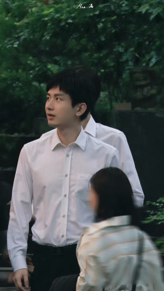 一组白衬衫硬控对181好身材毫无抵抗力成毅