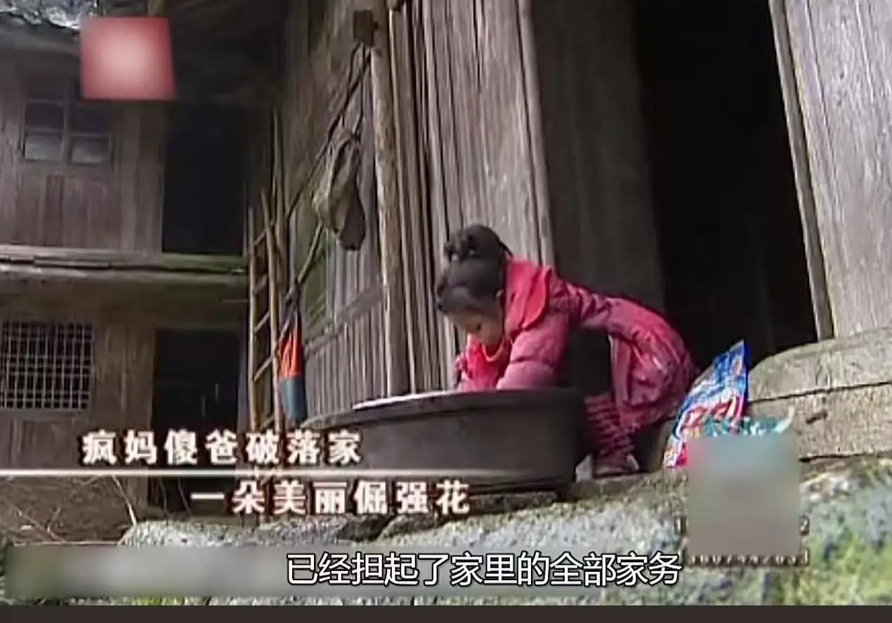 这位9岁的女孩，用一句简单的话语，温暖了无数人的心。她的眼睛清澈纯粹，没有一丝怨