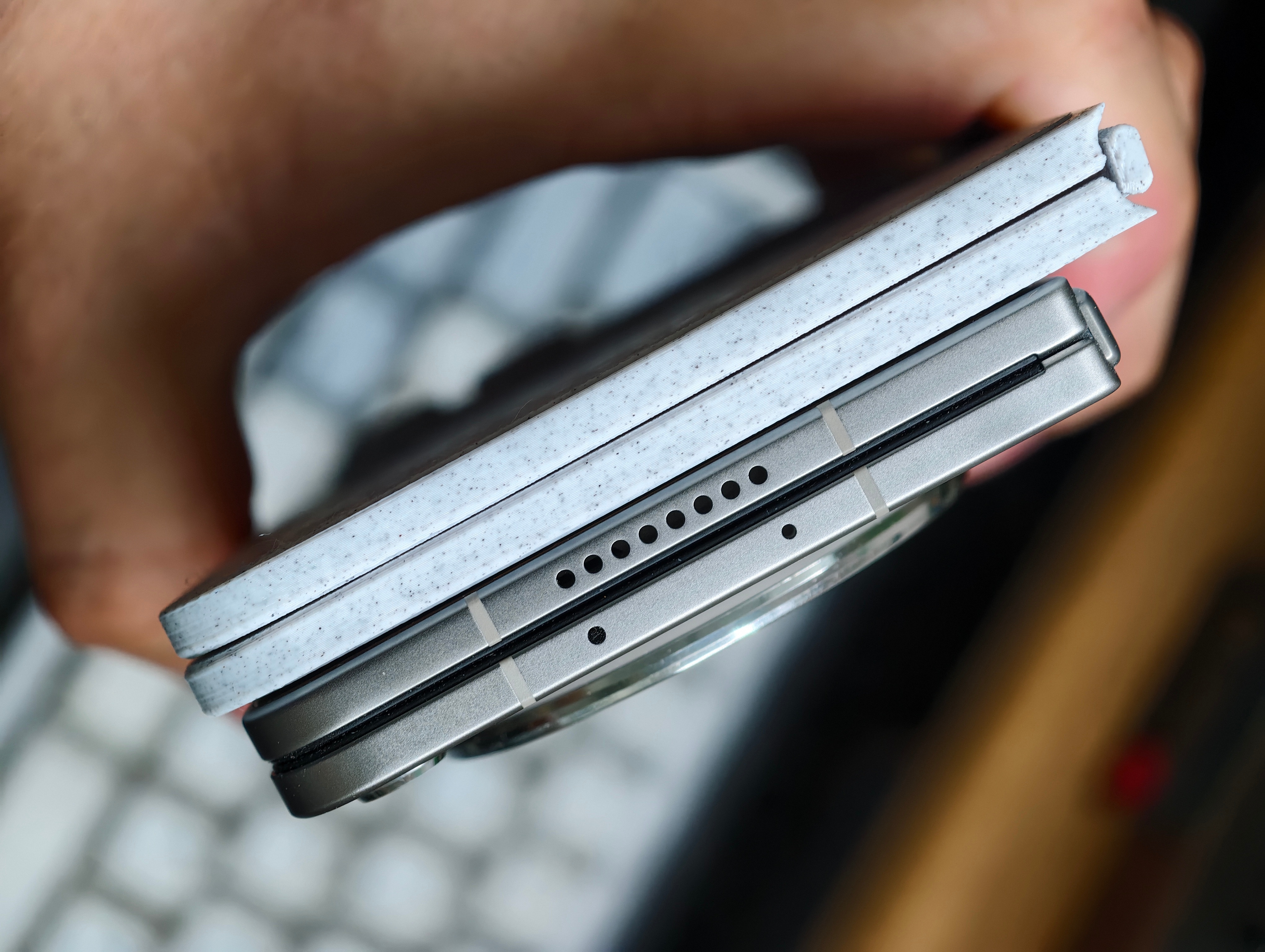 看来苹果折叠屏的跟 OPPO Find N6 厚度差不太多～