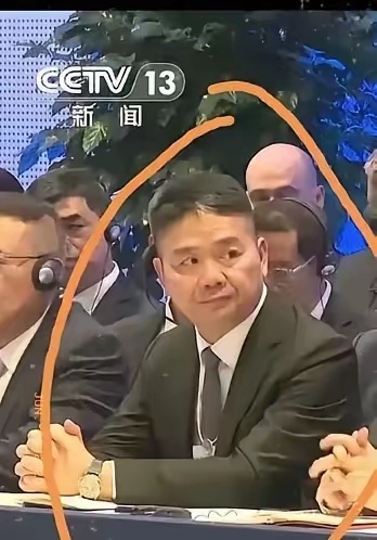 刘强东上了央视新闻。  我觉得他最该谢的不是风口，不是资本，而是那个守着柜台卖正