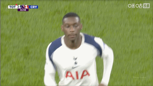 比赛第41分钟，热刺在范德文的红牌后做出换人调整，用加拉格尔和比苏马，换下索萨和